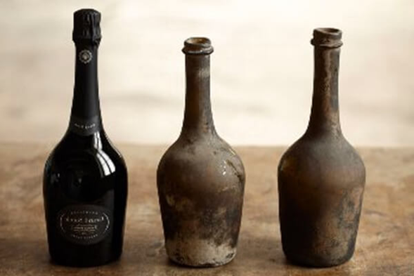 Tres botellas de vino de 300 años de antigüedad