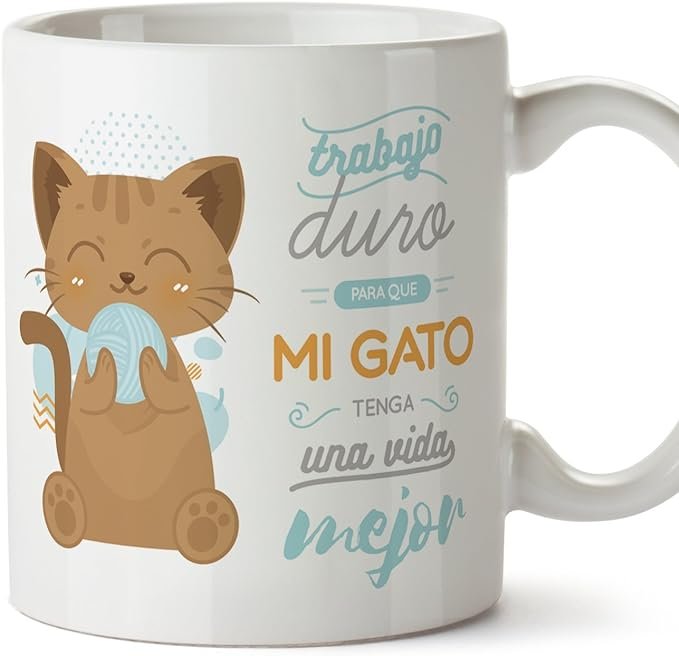 taza de ceramica con una lellenda y un gato sobre fondo blanco