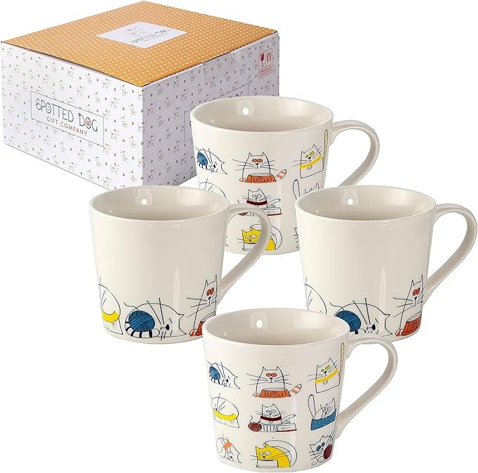 tazas de porcelana con gatitos en fondo blanco